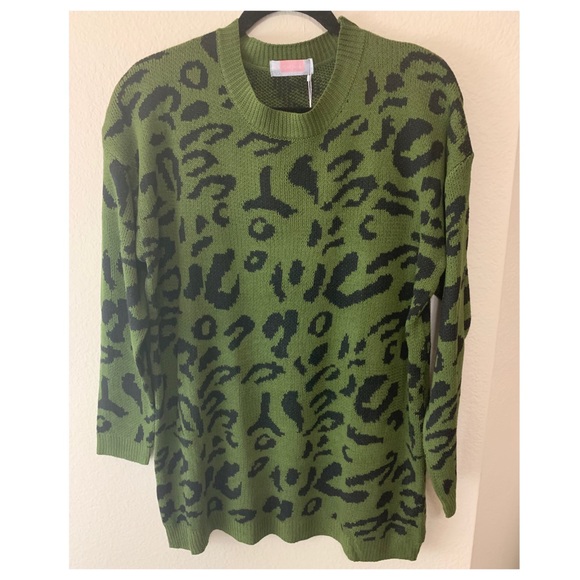 C&D&M COLLECTION LEOPARD CREWNECK SWEATER - Picture 1 of 8